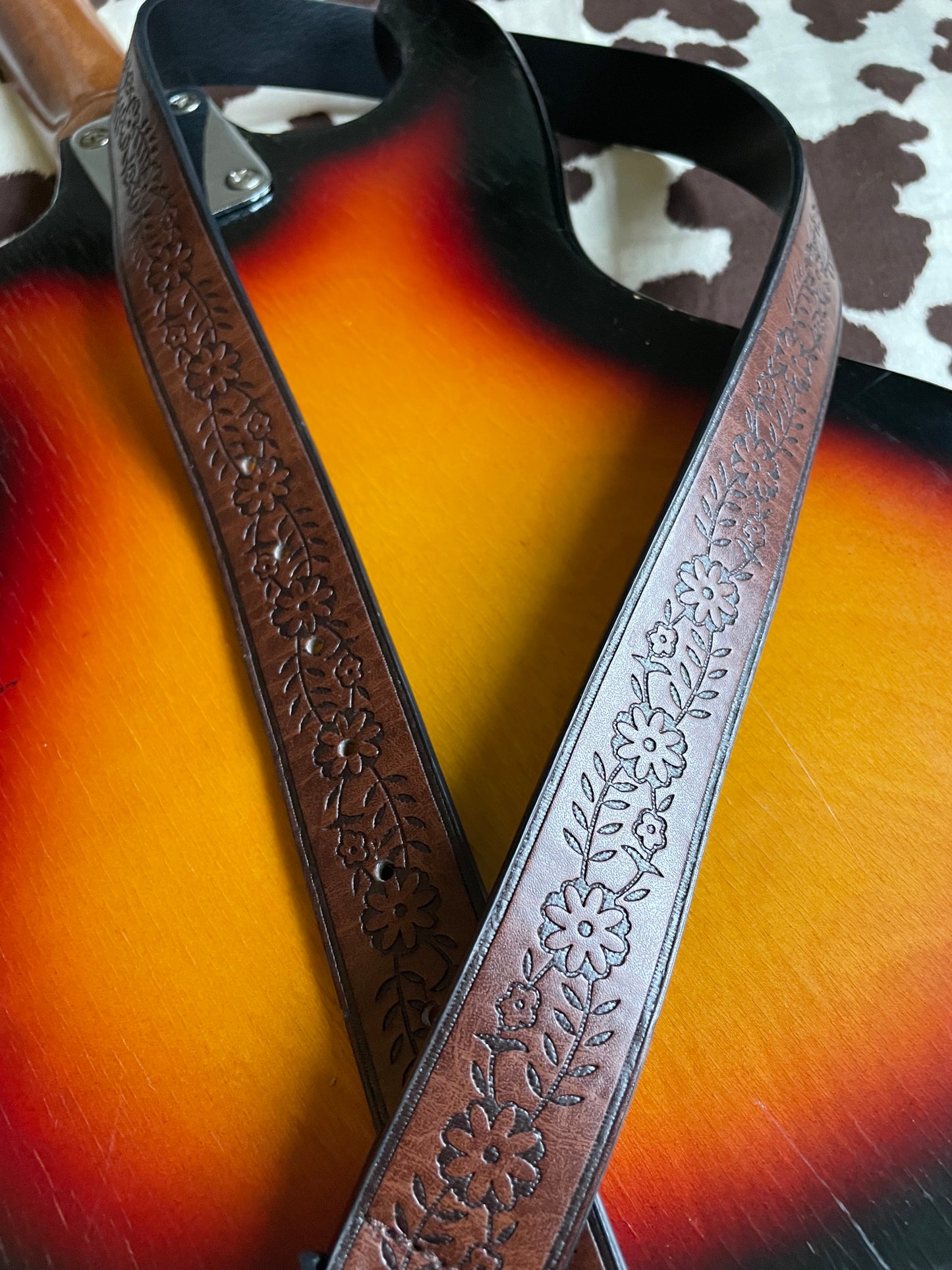 EMBOSSED FLOWER BELT