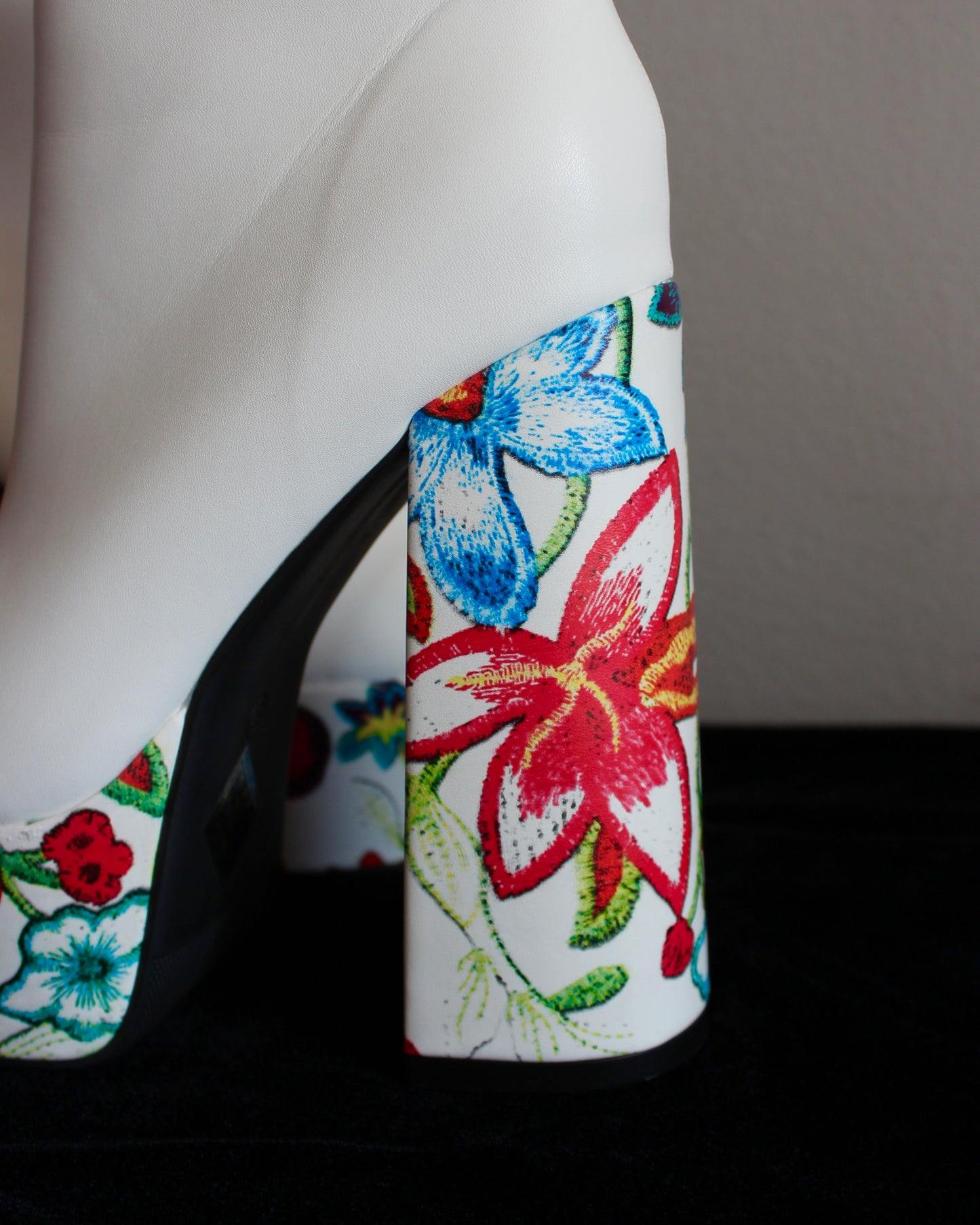 WHITE & FLORAL PLATFORMS