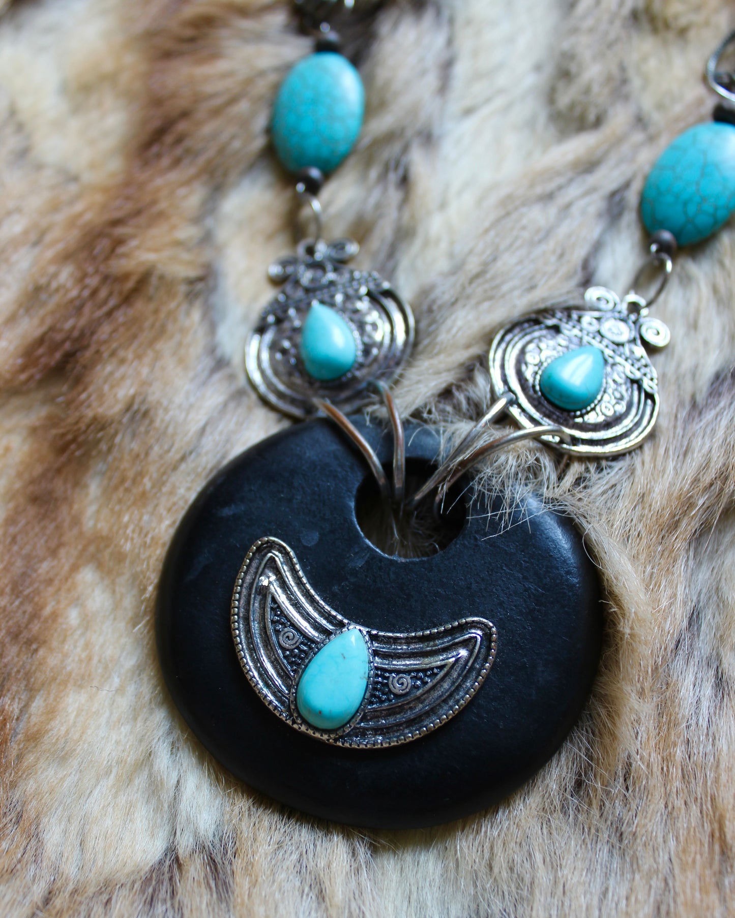 STATEMENT NECKLACE