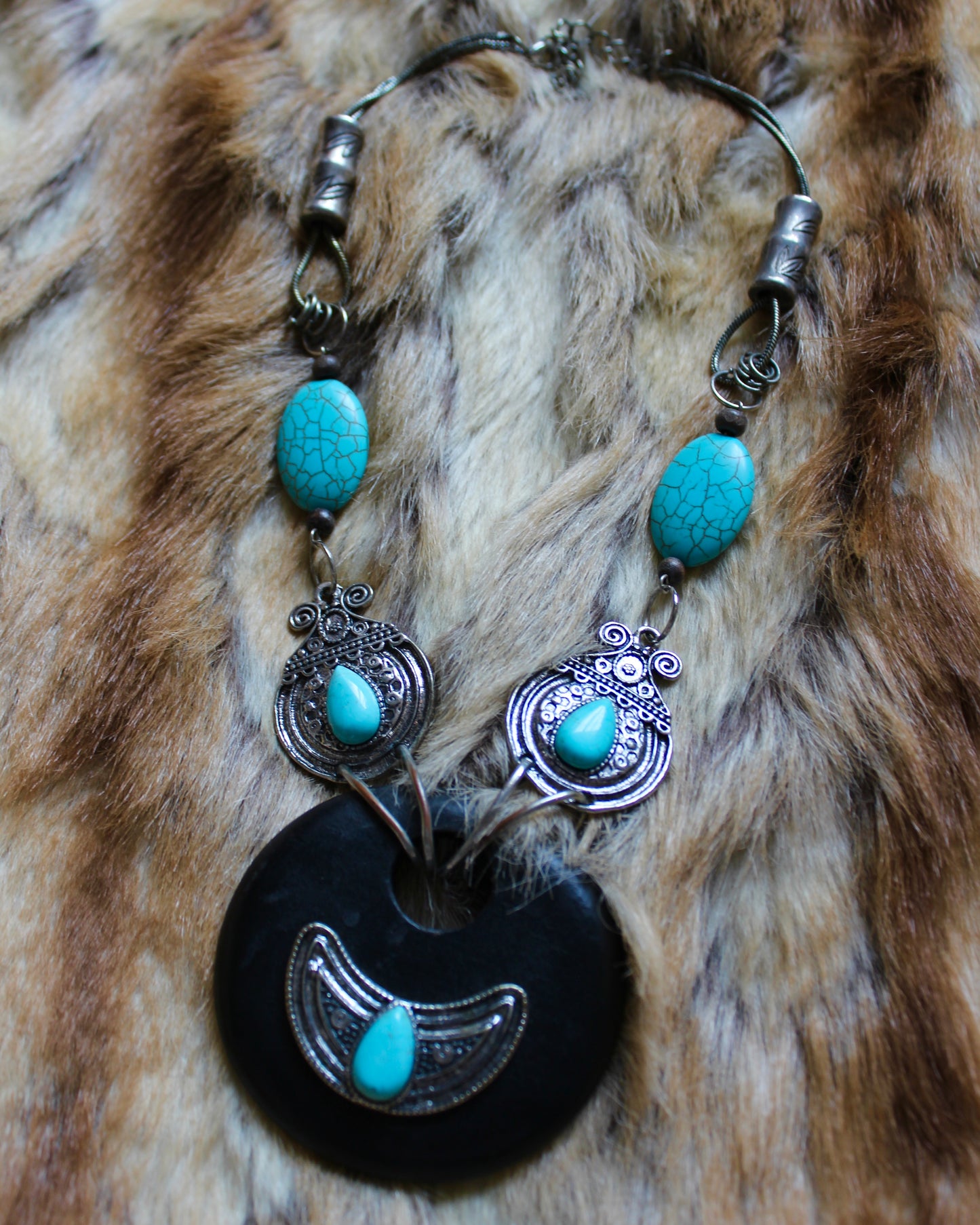 STATEMENT NECKLACE