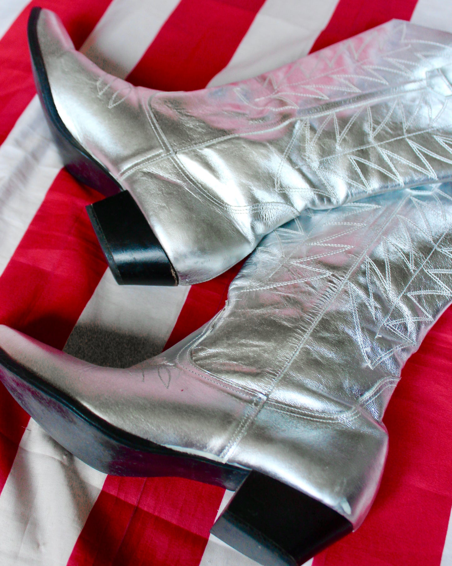 VINTAGE METALLIC SILVER COWBOY BOOTS