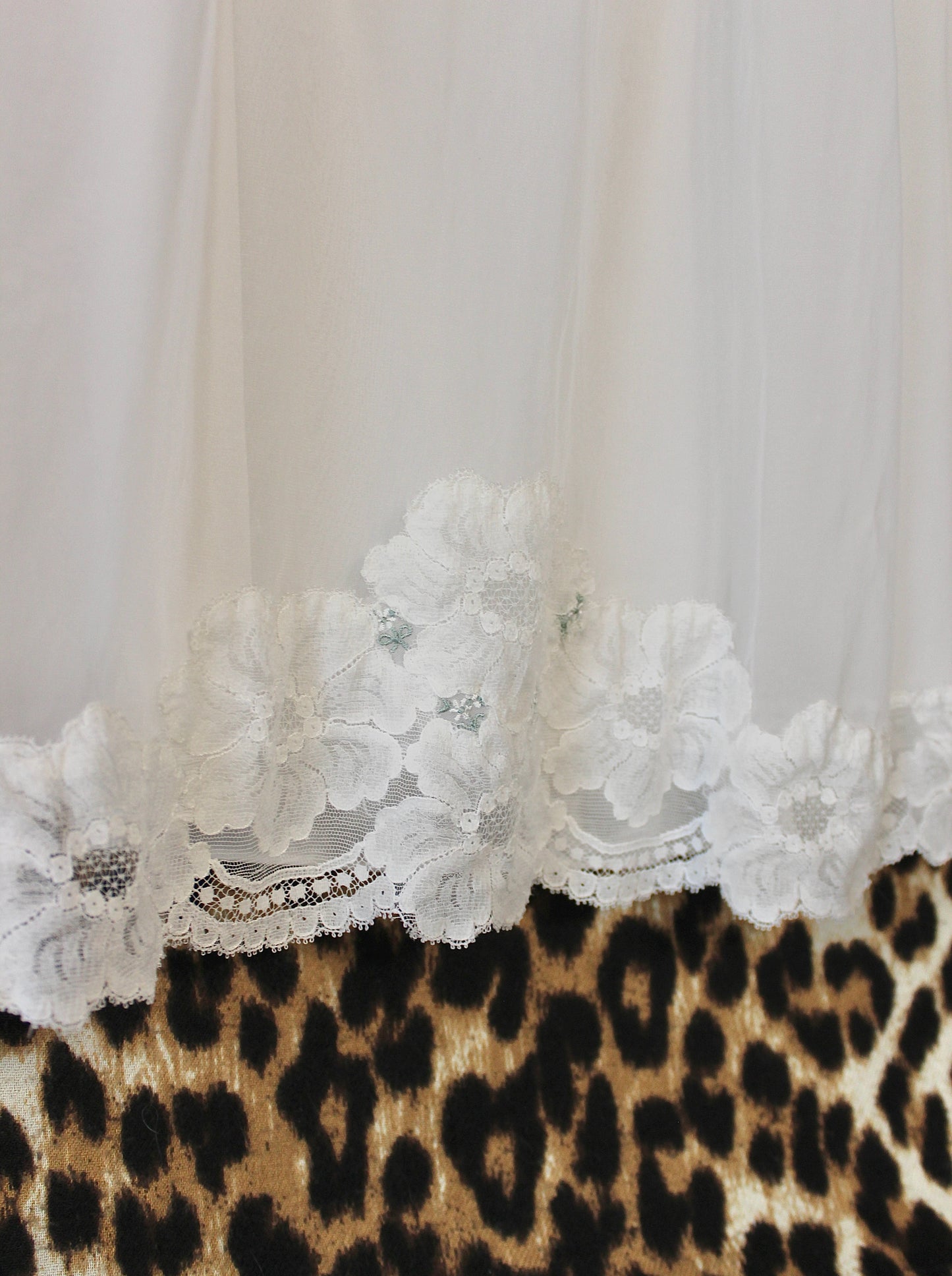 VINTAGE WHITE NIGHTGOWN