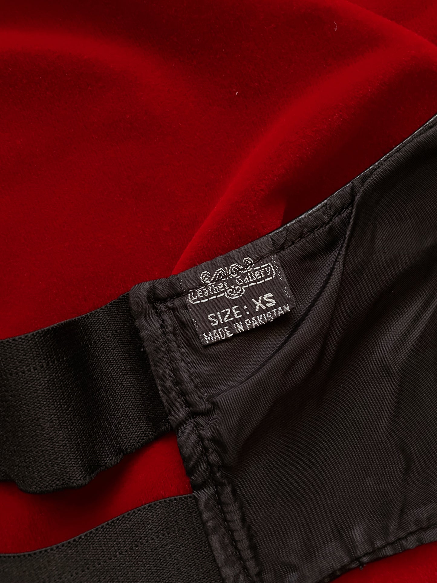 VINTAGE BLACK LEATHER HALTER