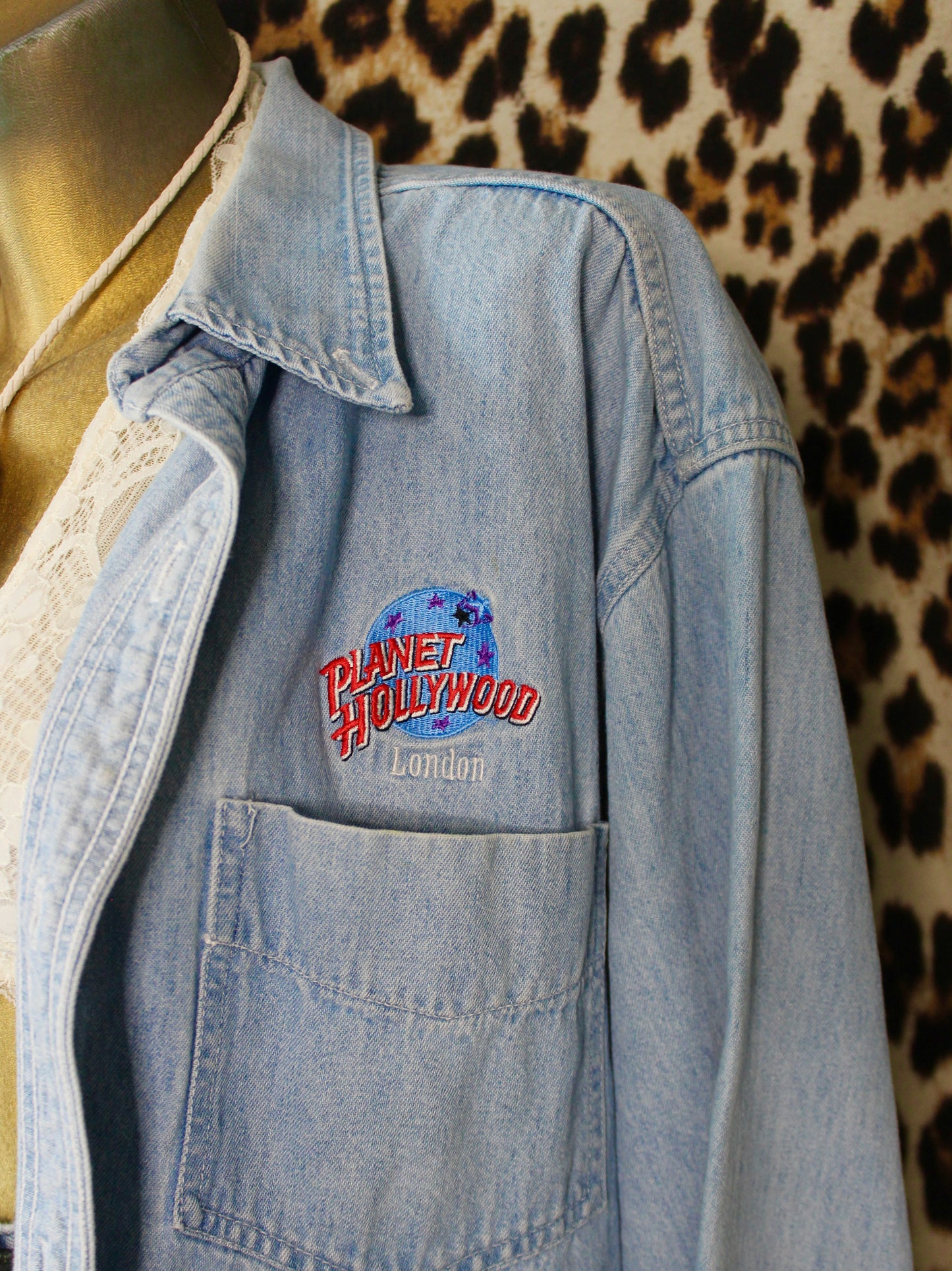 VINTAGE 90s PLANET HOLLYWOOD LONDON BUTTON-UP